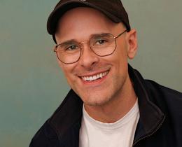 Asher Perlman is a writer, performer, cartoonist, and best-selling author.