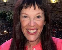 Dr. Laurane McGlynn is a clinical psychologist who integrates mind/body medicine, and shamanic practices.