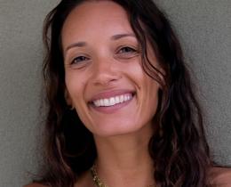 Lihi Benisty is a somatic guide, breathwork facilitator, movement researcher, and poet.
