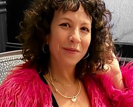 Michelle Keinan (aka DJMK) is a DJ, somatic therapist, mother, and life artist with immigrant roots.