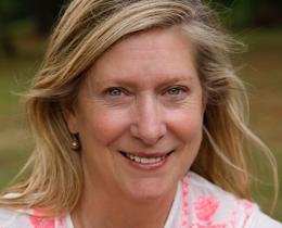 Paige Kelly is a meditation teacher and an experienced IFS psychotherapist.