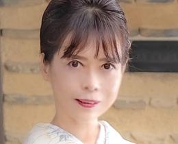 Rihaku is a contemporary calligraphy artist and professor with the Japan Educational Calligraphy Federation.