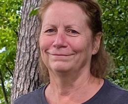 Jeannine Welton is a certified fascial maneuvers coach, energy healing practitioner, and yoga instructor.