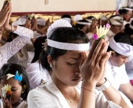 Photo by Jeanny Tsai of people meditating in Bali