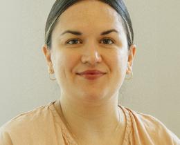 Lindsay Mack (she/they) is an intuitive tarot teacher, author, and founder of Tarot for the Wild Soul.