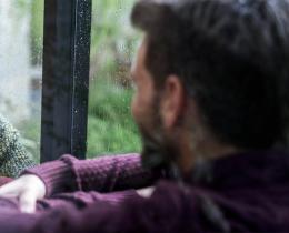 Couple having a meaningful conversation, illustrating deep listening and emotional connection in relationships.