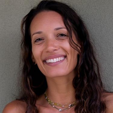 Lihi Benisty is a somatic guide, breathwork facilitator, movement researcher, and poet.