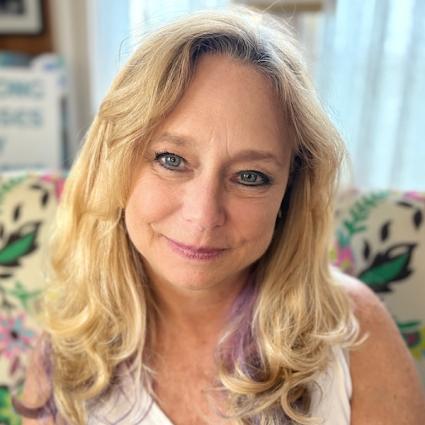 Headshot of Elva Grosman