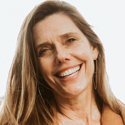 Kari Cardinale is a facilitator with expertise in the longevity industry and building communities online.