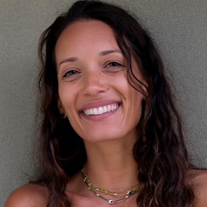 Lihi Benisty is a somatic guide, breathwork facilitator, movement researcher, and poet.