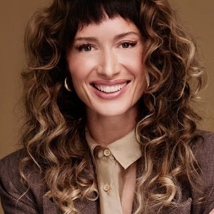 Rachelle Robinett is a clinical herbalist, author, health educator, and inspirational keynote speaker.