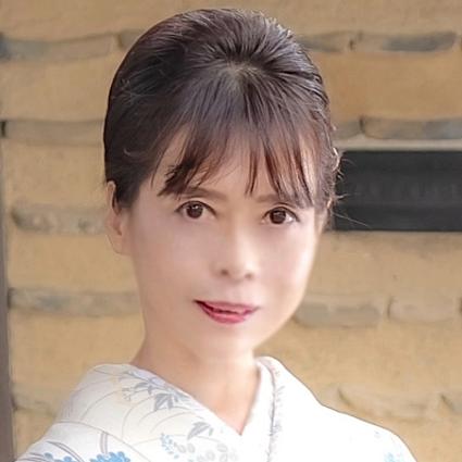 Rihaku is a contemporary calligraphy artist and professor with the Japan Educational Calligraphy Federation.