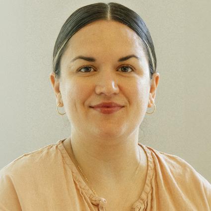 Lindsay Mack (she/they) is an intuitive tarot teacher, author, and founder of Tarot for the Wild Soul.