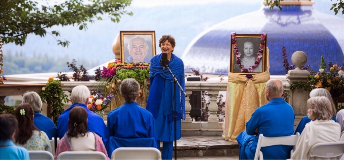Asha Nayaswami leading a workshop