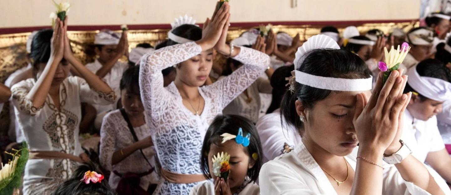 Photo by Jeanny Tsai of people meditating in Bali